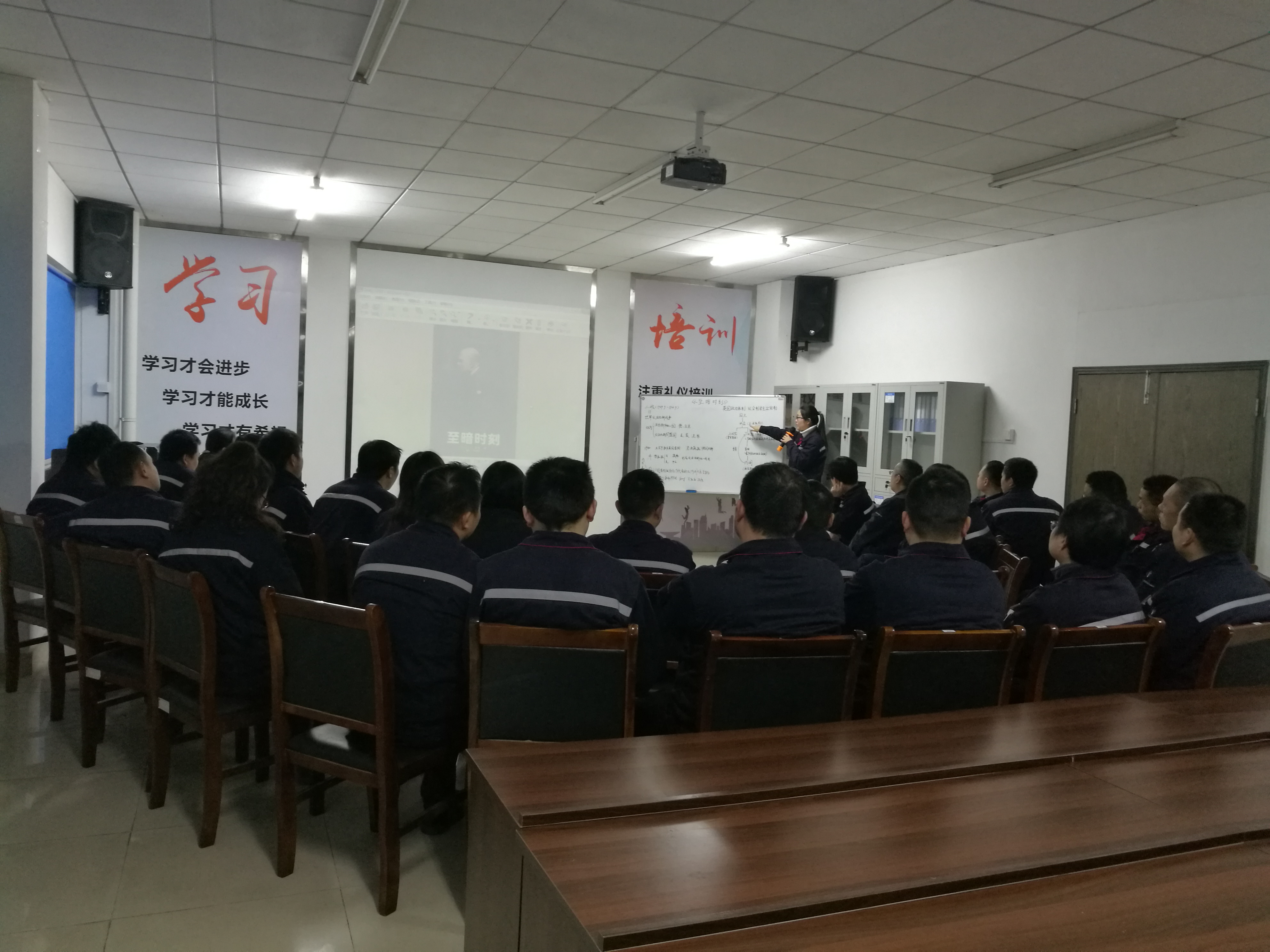 觀影《至暗時(shí)刻》——世上無難事，只要肯攀登